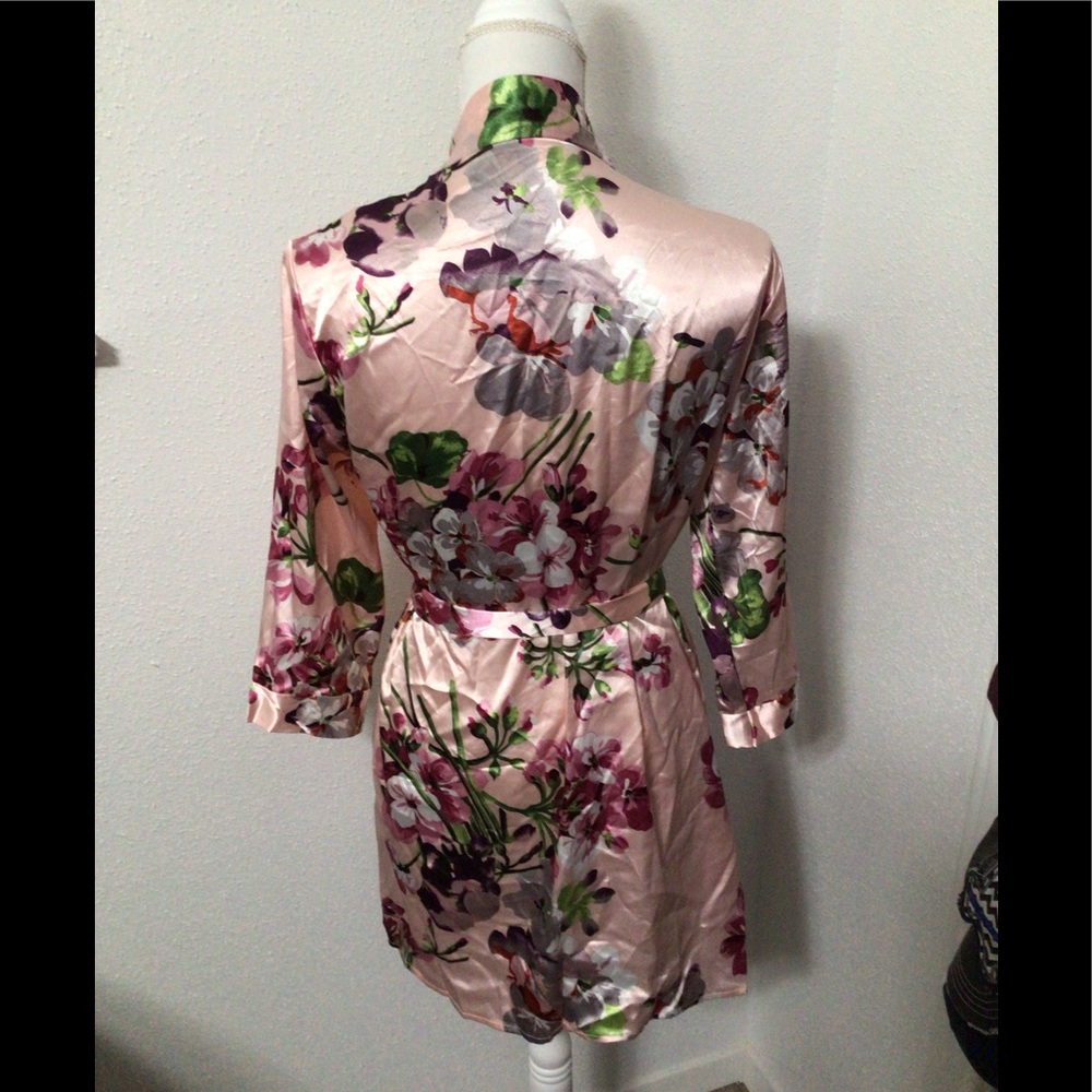 Floral robe - Picture 2 of 4